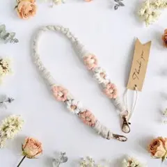 マクラメ編み　お花のハンドストラップ　コットンロープ　パステルオレンジ　/185