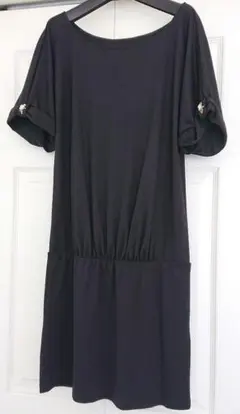 QUEENS COURT ブラックひざ丈ワンピース (チュニック)半袖ビジュー付