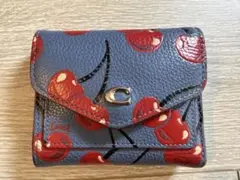 COACH チェリー柄　コンパクト　二つ折り財布 2026年最新】coach チェリー 二つ折り財布の人気アイテム - メルカリ