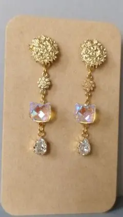 猫とドロップ　ゴールド　スワロフスキー　クリスタル　花　春色　ネコ　揺れる