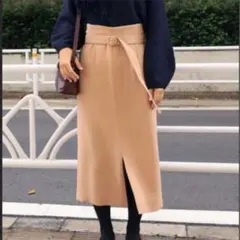 Noble ピーチサテンセミタイトスカート　ベージュ　38 きれいめ　オフィス