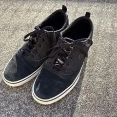 PUMA ブラック スエード スニーカー