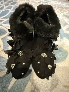 ファー付き黒ムートンブーツ 花装飾