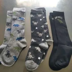 【新品未使用】恐竜柄キッズ靴下ハイソックス３足セット【16〜20cm】