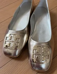 トリーバーチ　ゴールドパンプスのサムネイル
