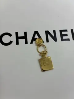 CHANEL シャネル　ホリデー　香水ボトル型チャーム 5個のサムネイル