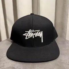Stüssy ブラック スナップバック キャップ