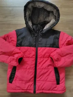 赤と黒のフード付き中綿コート　120