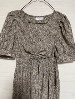 しまむら フラワープリント ひざ丈ワンピース 半袖