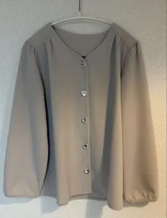 新品未使用★ベージュ ブラウス 長袖 M シルバーボタンのサムネイル