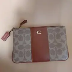 Coach シグネチャーロゴ入りポーチ ブラウン25cm x 16cm