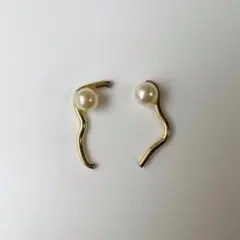 パールと変形スティック樹脂ピアス・ピアス・イヤリング