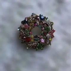 カラフルリース　ブローチ　ゴールドベース クリスマス　エレガント　ビンテージ風