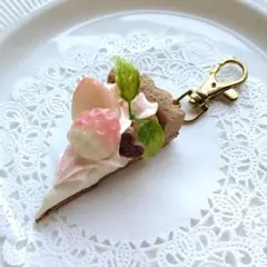 白苺のバッグチャーム　ストロベリー食品サンプルフェイクスイーツ