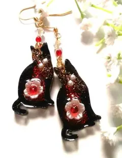白いお花のグリッター黒猫　スワロフスキー　オリジナル　アレルギー対応フックピアス