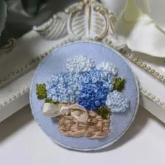 くるみボタン刺繍　ブローチ　　あじさい