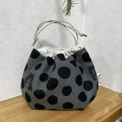 【ハンドメイド】猫のイラスト付き巾着袋 黒い水玉(訳あり)