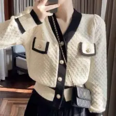 アイボリーとブラックの長袖カーディガン