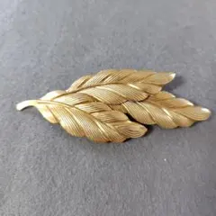 葉の形状の金色ブローチ