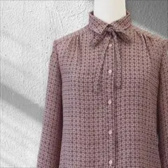レトロブラウス ボウタイブラウス 細リボンタイ くすみピンク総柄 レトロポップ