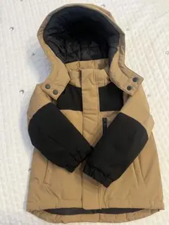 フード付きベージュ黒ジャケット