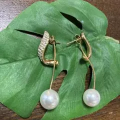 フェイクパールとストーンのフック式ピアス