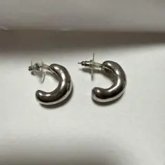 シルバー曲線形状スタッドピアス