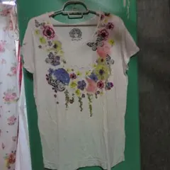 ScoLar スカラー 花柄 蝶々 プリント 半袖 Tシャツのサムネイル