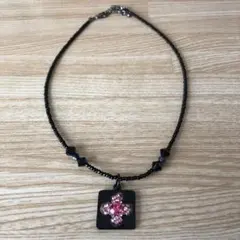 黒いビーズと花型ペンダントのネックレス