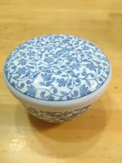 青い花柄の蓋つきお椀　煮物椀