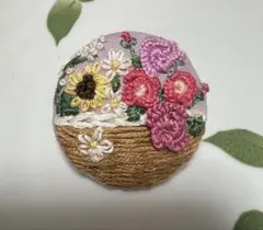 刺繍　ブローチ　くるみボタン　ハンドメイド