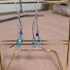 雫ピアス流れる　青色ビーズピアス　シルバー
