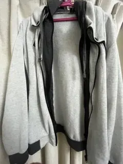 グレーと黒のフルジップパーカー