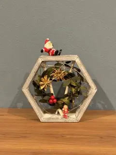 サンタ付き六角形リースアレンジメント