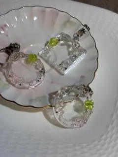 ハンドメイド リボンとクローバーのチャーム 四角