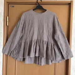 ピュアルセシン ドット総刺繍フリルブラウス　チャコールグレー　美品