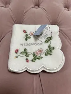 【新品タグ付き】WEDGWOOD 花柄刺繍 いちご柄　タオルハンカチ