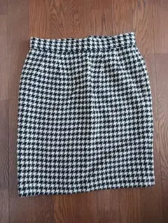 白黒ハウンドトゥースひざ丈スカート