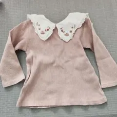 ピンクの長袖Tシャツ（刺繍付き襟）