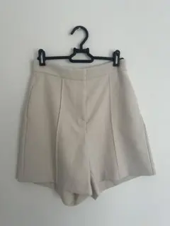 オフホワイト　ハイウエスト タック ショートパンツ　サイズ2