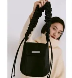 アンノイ　ギャザーハンドルサテンフラップバッグ ショルダーバッグ unneu 黒