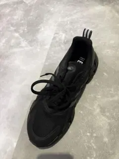 アディダス ブラック スニーカー