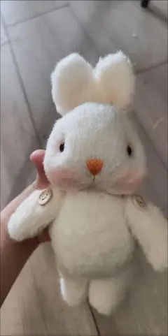 フェルト製ウサギのぬいぐるみ