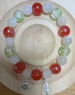 ビーズブレスレット 赤緑チャーム付き