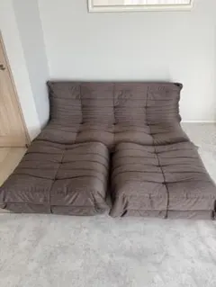 リーン・ロゼの「ロゼトーゴ」（Togo）3人掛けソファ＋オットマン2つ