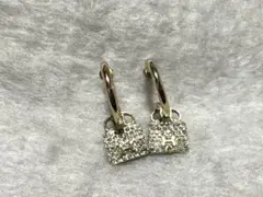 ロック型クリスタル装飾フープピアス