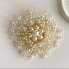 華やかフラワーブローチ❁パールビーズ×ホワイト結婚式披露宴に映える上品アクセ⑩⭐