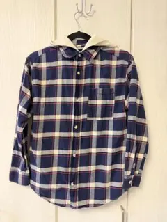 フード付きネイビー系チェックシャツ