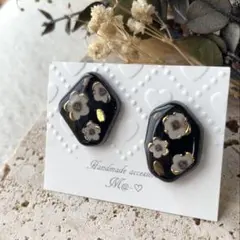 不規則型お花デザイン　ブラック　ピアス　イヤリングに変更できます