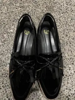 fin 黒エナメルローファー フリンジ付き